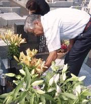 (1)People pray for Japanese victims of Sept. 11 terror attacks